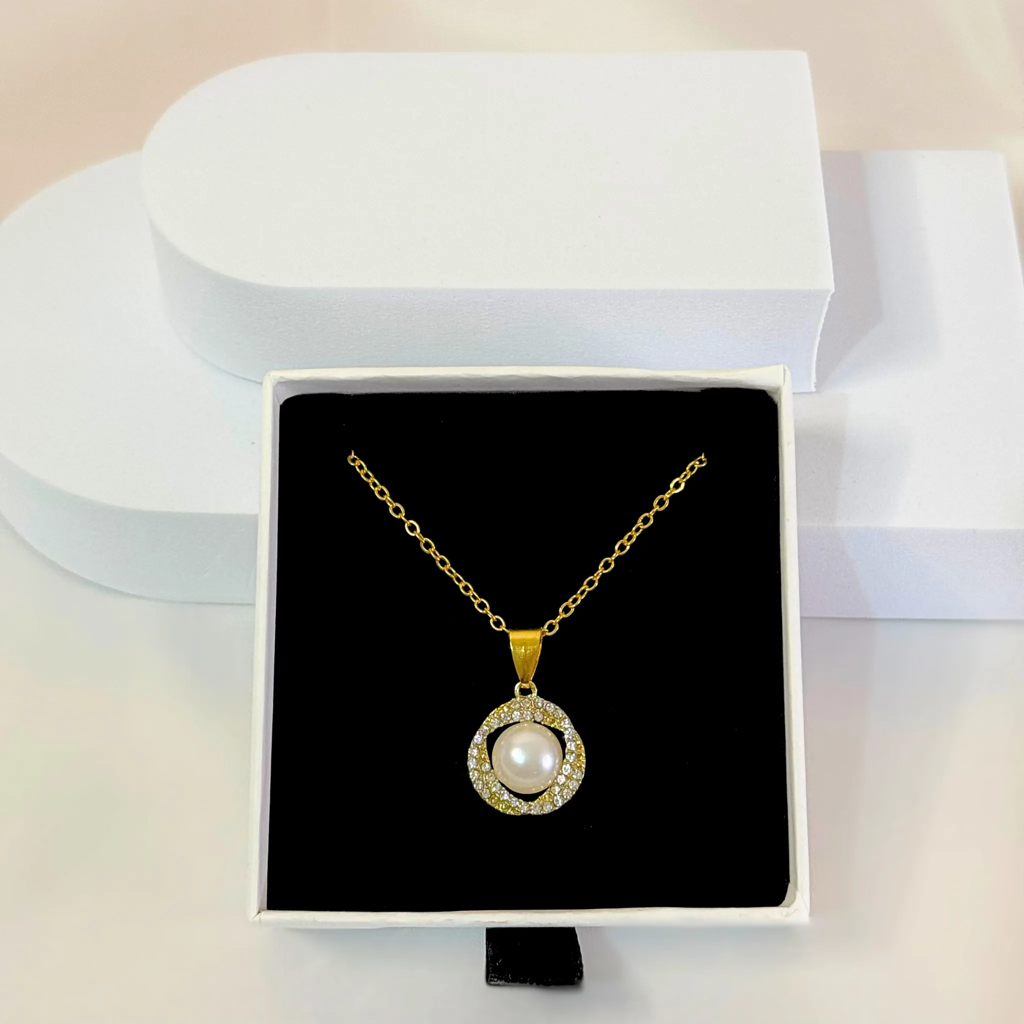 Pearl Round Pendant Necklace1